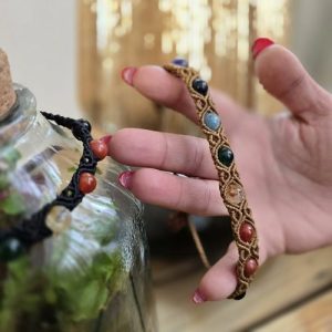 دستبند گوی هفت چاکرا بافت مکرومه رنگ کرمی (تعادل، هماهنگی، تمرکز، انرژی مثبت)
