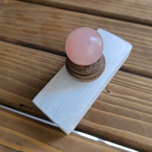 گوی سنگ رز کوارتز گرمی (عشق، آرامش، محبت، تعادل عاطفی)