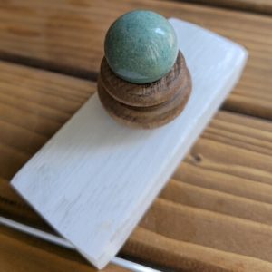 گوی سنگ آمازونیت گرمی (آرامش، امید، تعادل، اعتماد به نفس)